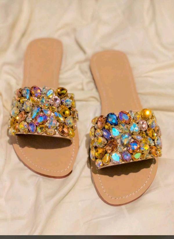 Chanclas con 2025 piedras