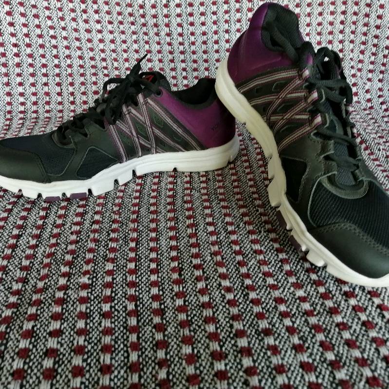 Tenis Skechers negras en Cartago