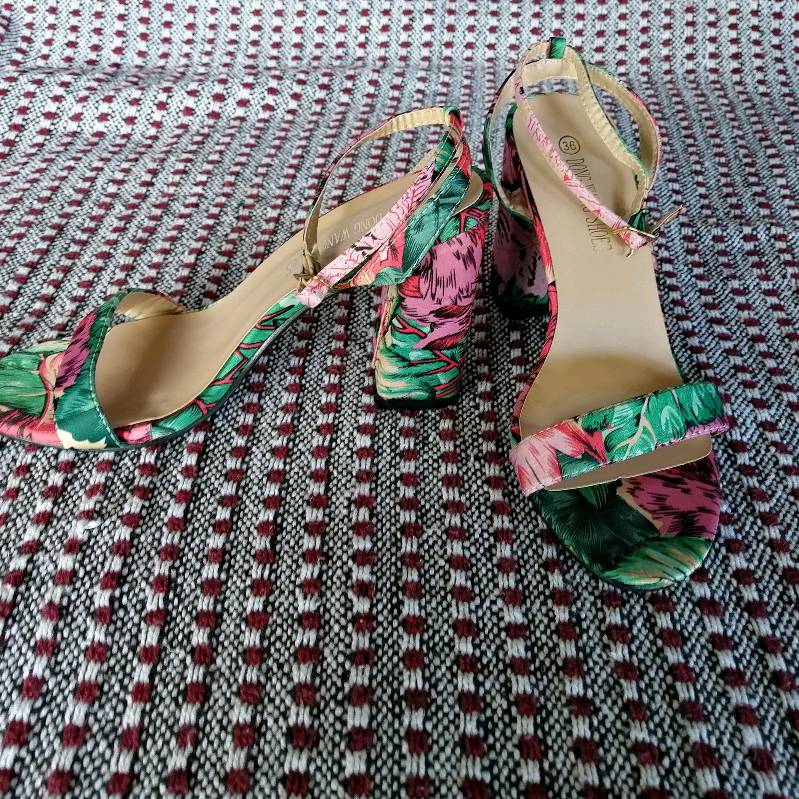 Tacones floreados outlet