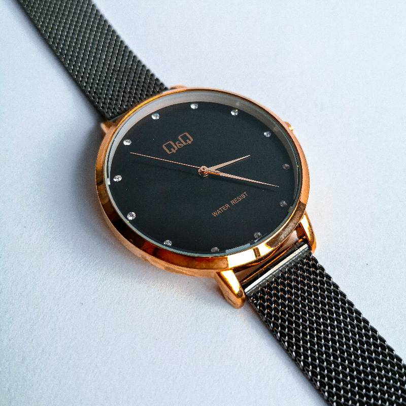 Reloj Q Q Mujer Negro Dorado