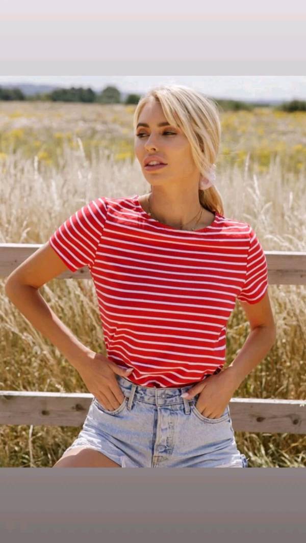 Blusa roja store con rayas blancas