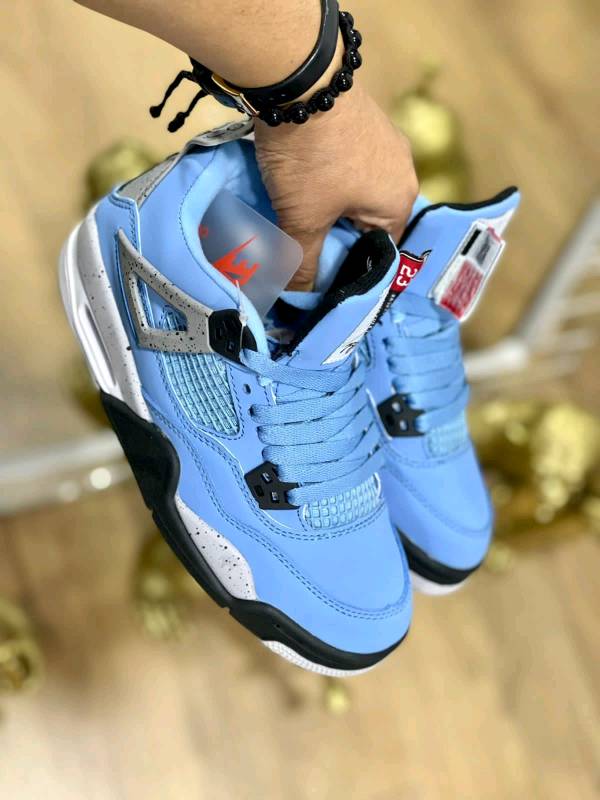 Jordan Retro 4 Celeste Negro en Cali