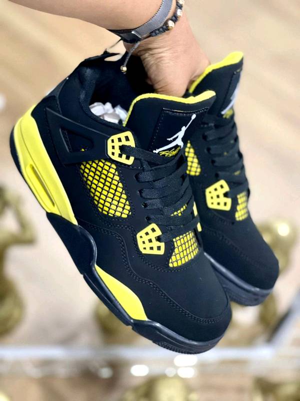 Jordan retro 4 2024 negras con azul