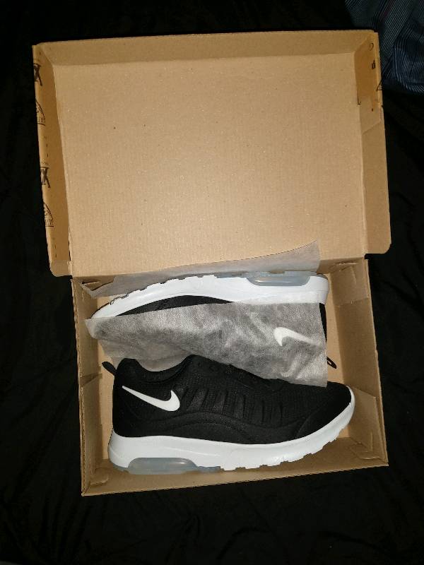 Nike negros shop con suela blanca