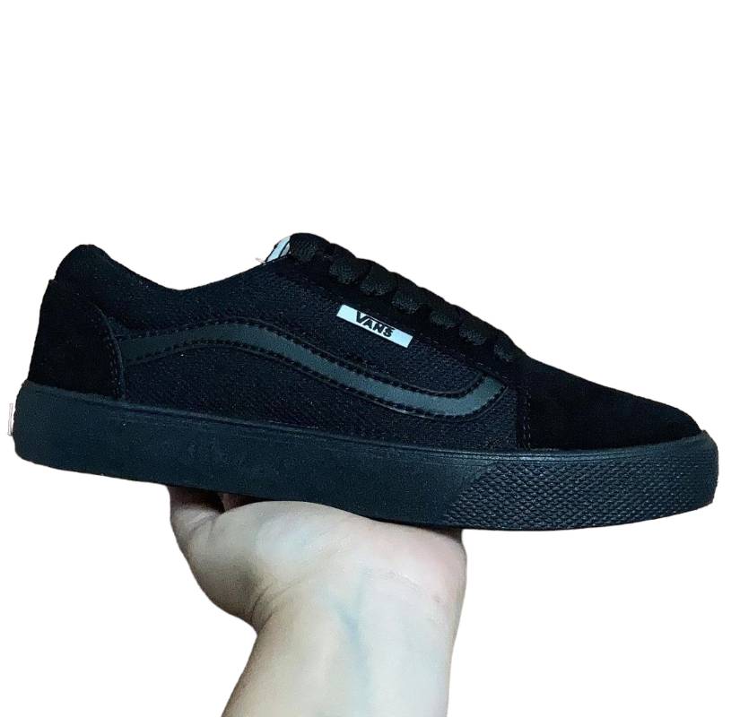 Vans toda negra en Neiva