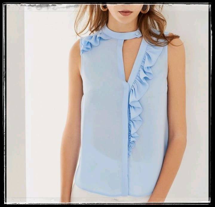 Blusas con golas sales en el cuello