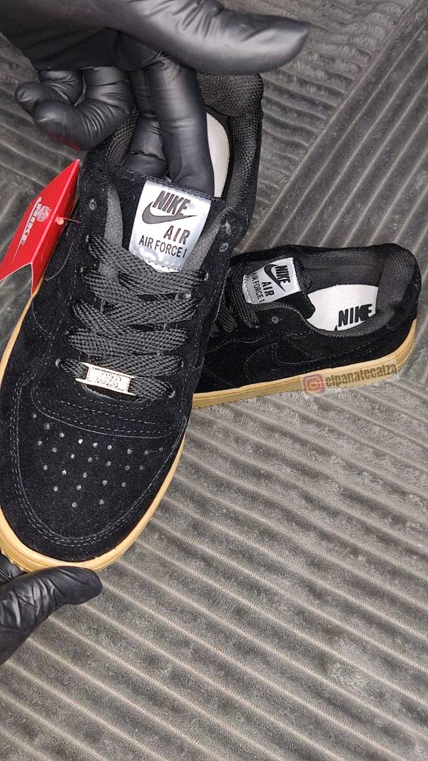 Nike hotsell gamuza negra