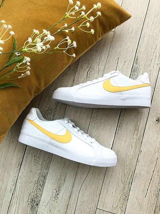 Nike blanco sales y dorado