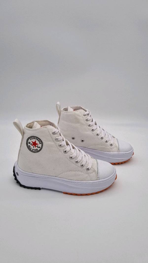 Converse corte alto blancas en Caracas