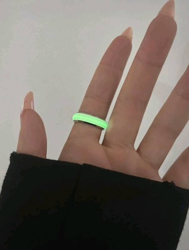 Anillos fosforescentes que brillan en la oscuridad en Lima