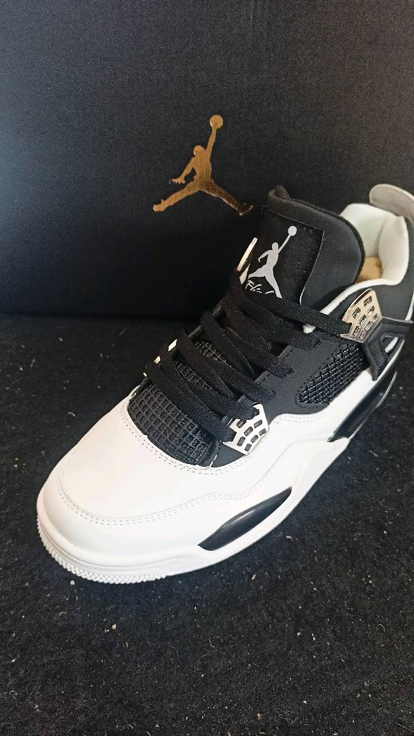 Jordan 4 2024 blanco con negro