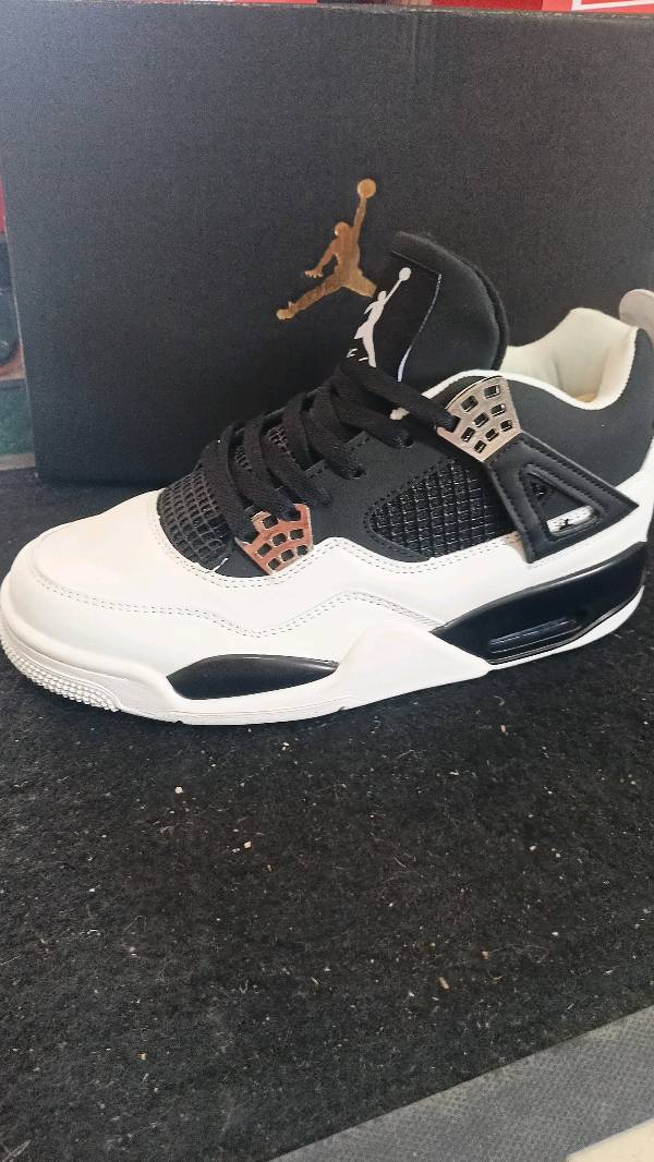 Air Jordan retro 4 blanco con negro en Santa Cruz