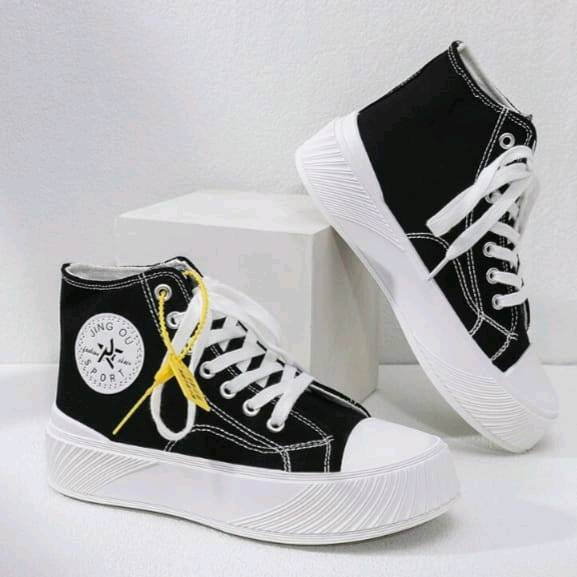 Zapatillas estilo converse en Arraij n
