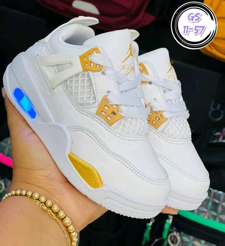Jordan 4 blanco shop con dorado
