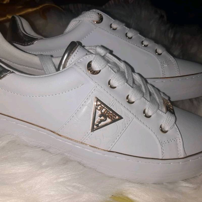 Precio deals zapatos guess