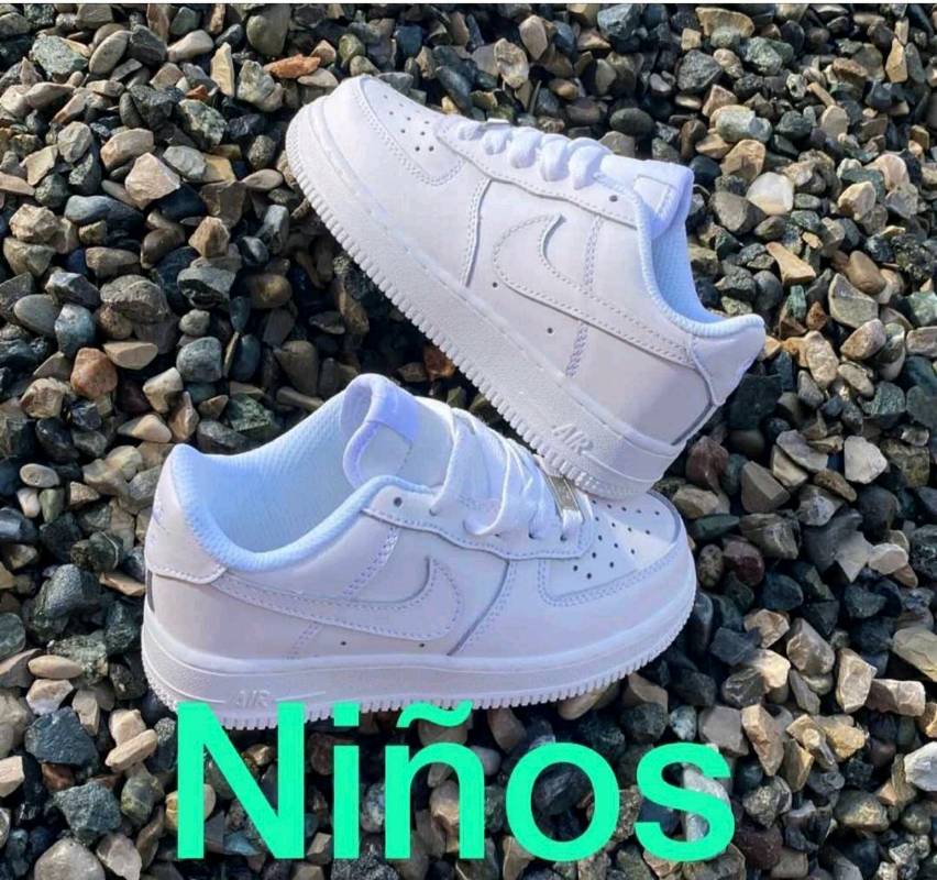 Tenis blancos sale para niño nike