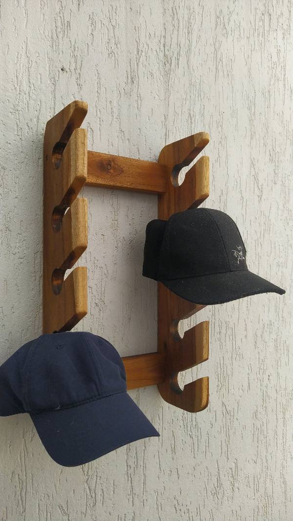 Perchero de sales madera para gorras