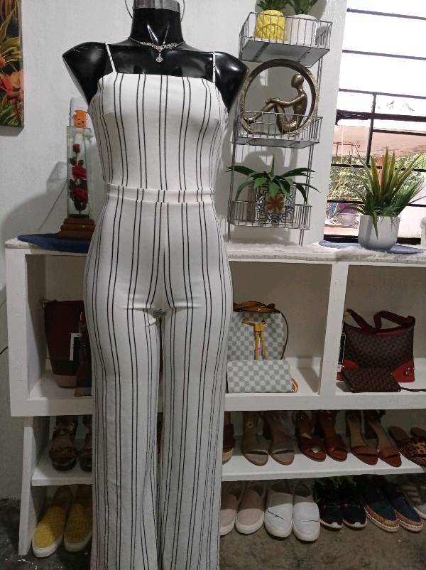 Palazzo blanco con rayas negras discount