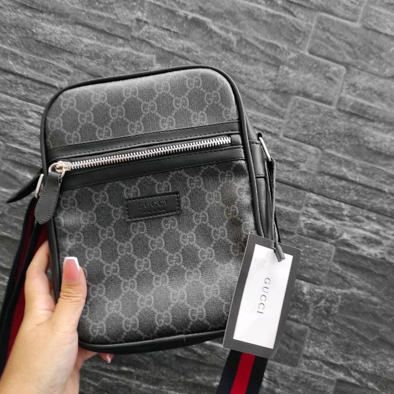 Gucci mariconera store