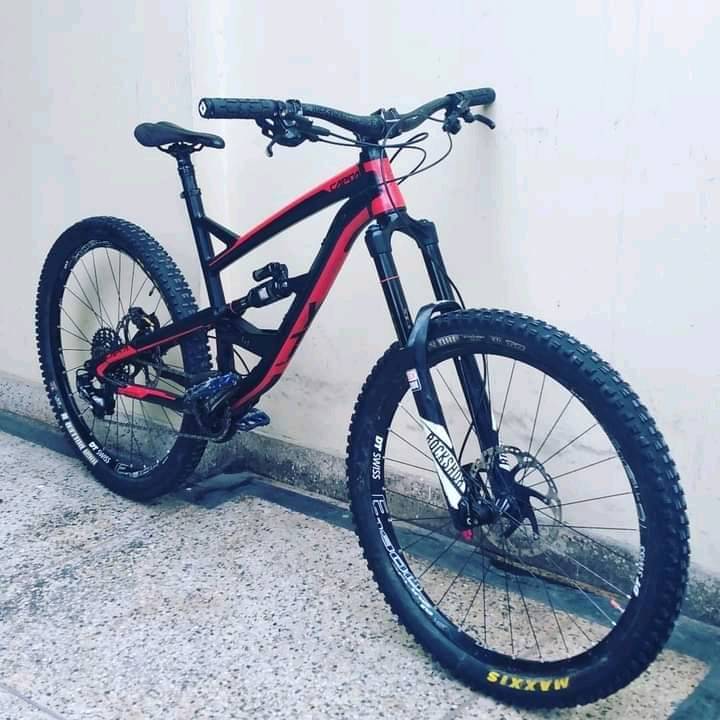 Bicicleta de monta a 27.5 YT CAPRA