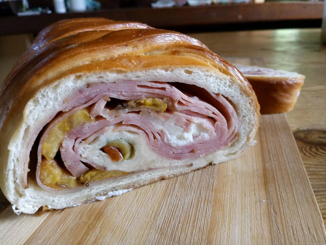 Pan de Jamon especial con tajada y queso crema en Barquisimeto