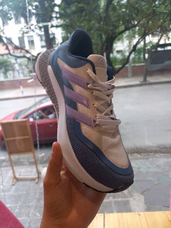 Adidas violetas 2025