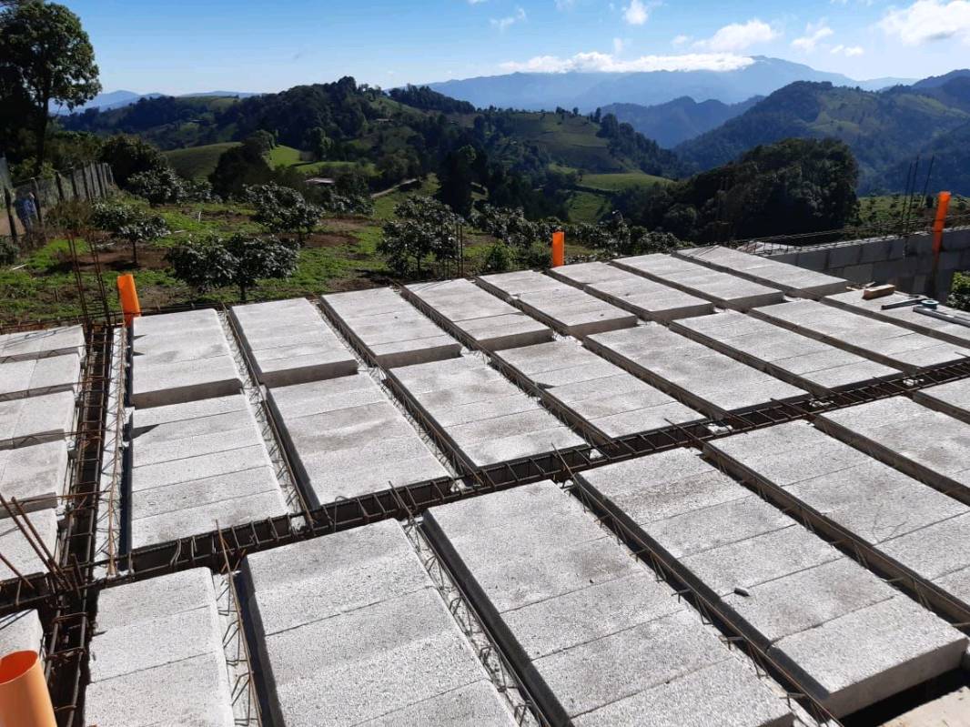 Losas prefabricadas en Pueblo Nuevo Vinas