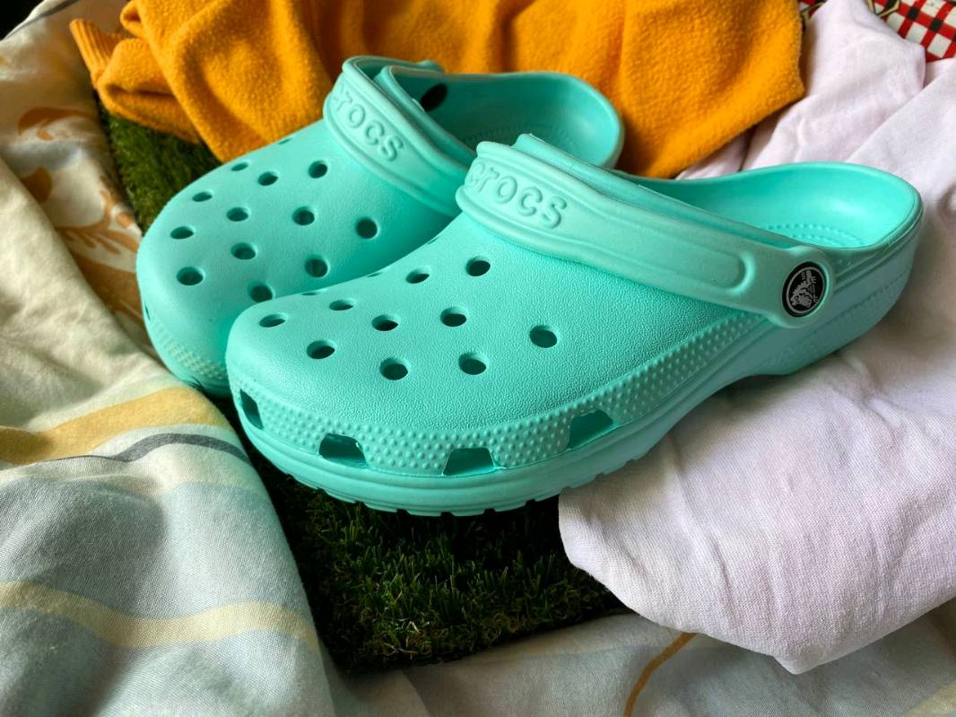 Crocs celeste pastel en Granada