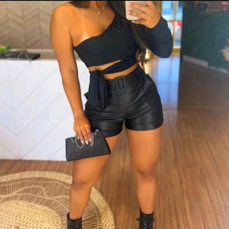 Short eco cuero tiro alto