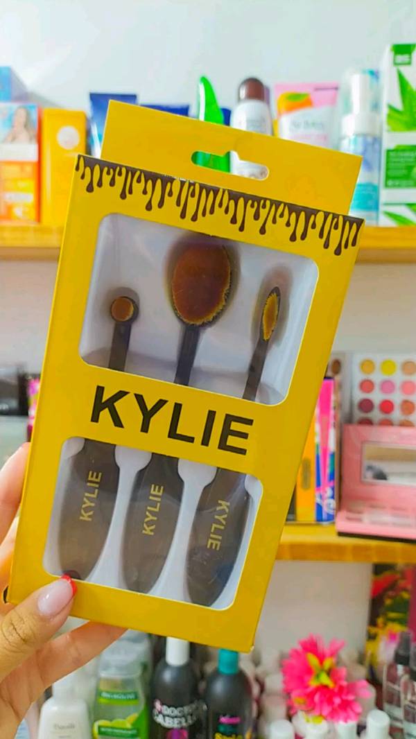 Set Kylie de brochas oval para contorno en Miranda