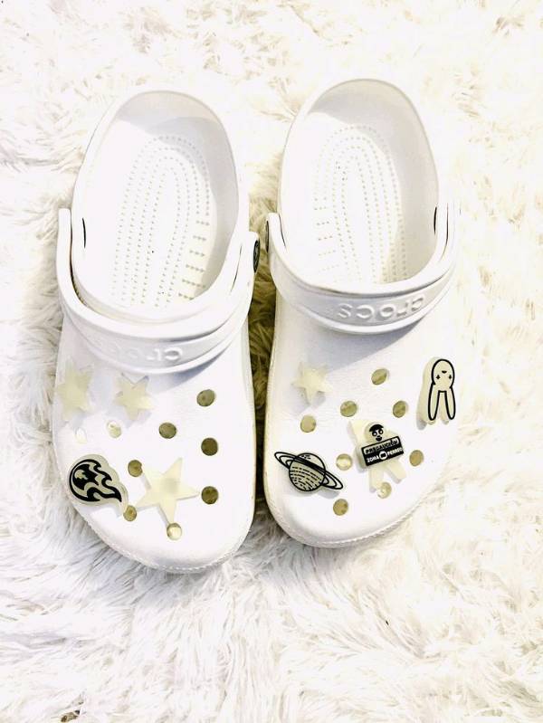 Precio de los online crocs de bad bunny