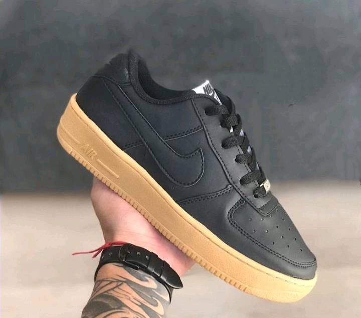 Nike air force negras con shop cafe
