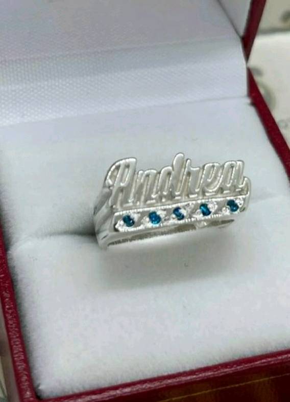 Anillo nombre sale plata