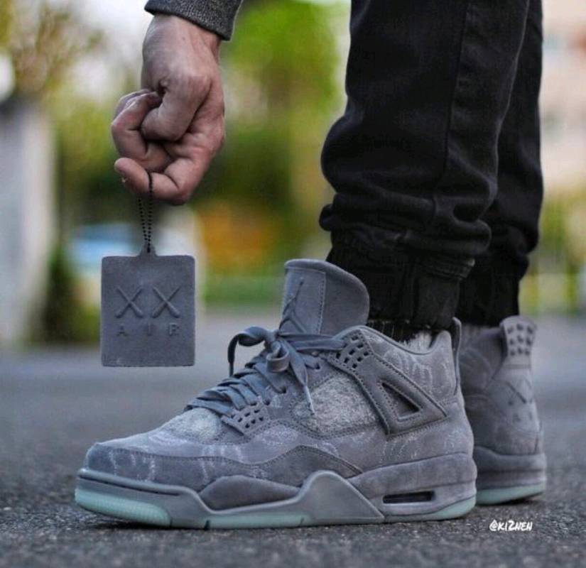 Jordan Retro 4 Kaws Plomas en Quito
