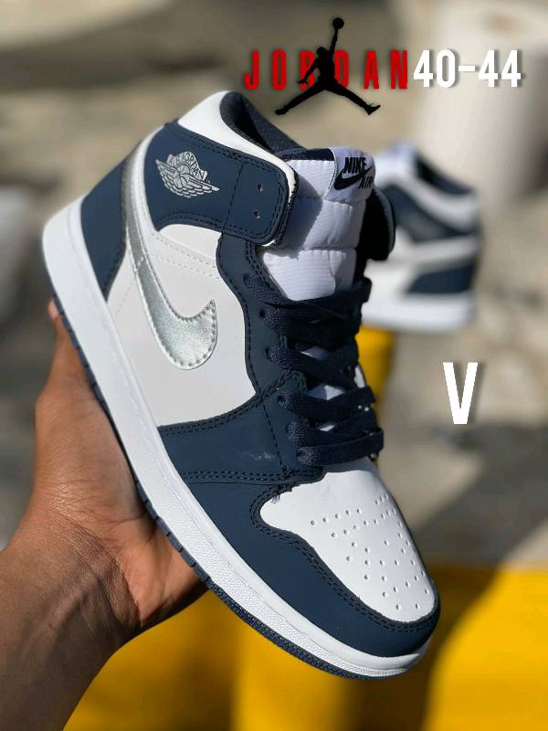 Jordan 1 blanco y azul marino en Santiago de los Caballeros