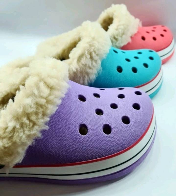 Crocs hot sale con corderito