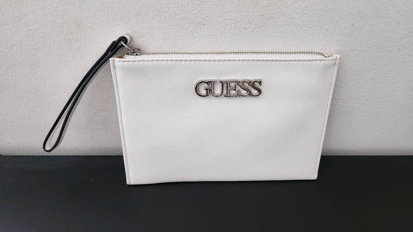Cartera de mano Guess en Arica