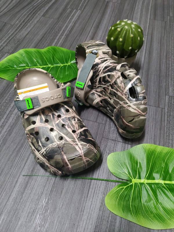 Crocs camufladas para hombre