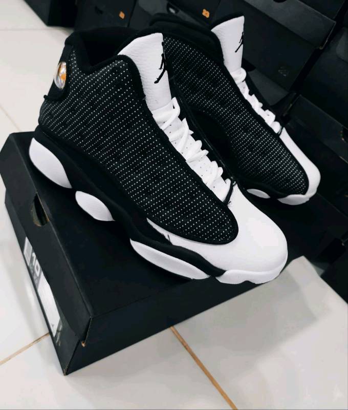 Jordan 13 blanco y negro new arrivals
