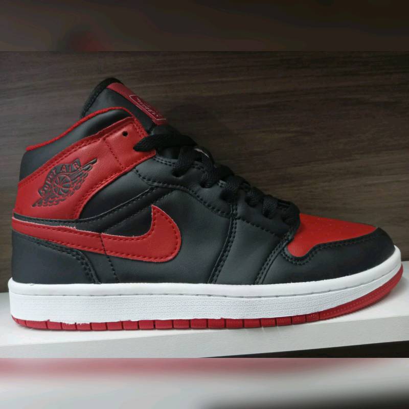 Jordan negro con 2025 rojo