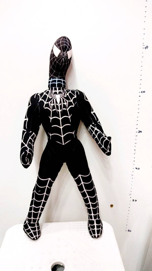 Hombre araña negro hotsell muñeco
