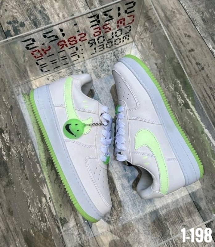 NIKE AIR FORCE ONE BRILLAN EN LA OSCURIDAD