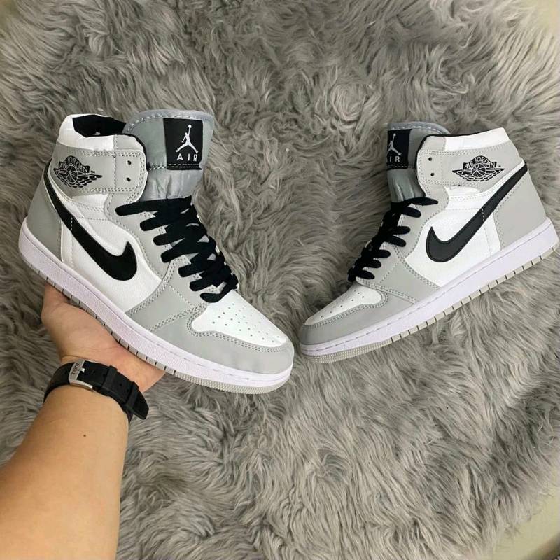 Nike de store bota grises
