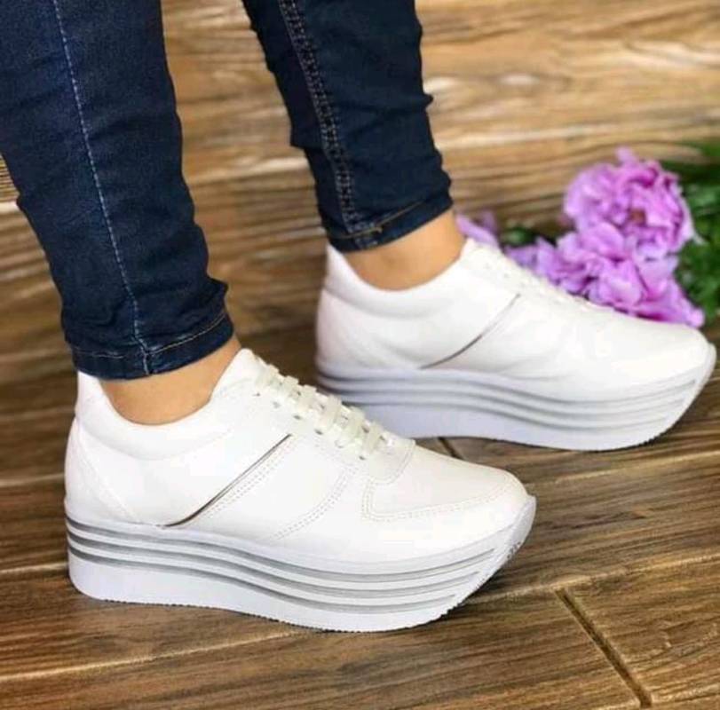 Tenis de plataforma blanco l nea plata