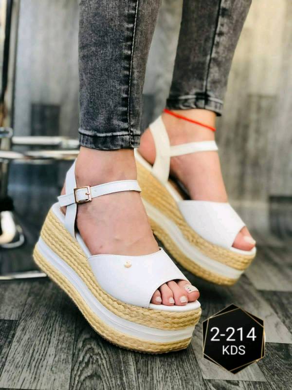Sandalias altas blancas en Zumpango del Rio