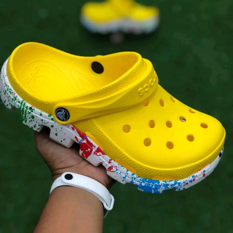 Crocs amarillas 2025 hombre