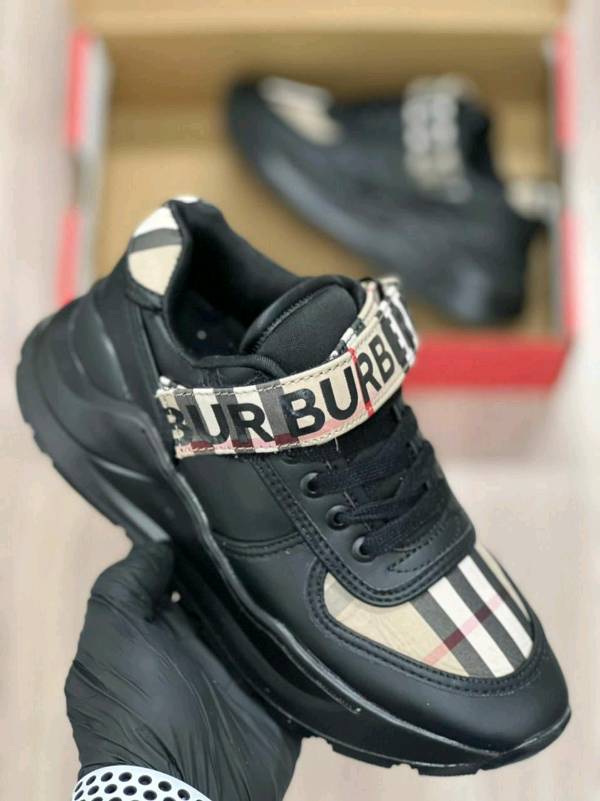 Burberry Tenis Casuales Mujer en Villavicencio