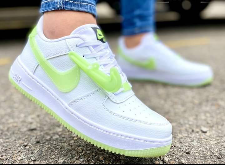 Tenis Nike blancos que alumbran en la oscuridad en Neiva