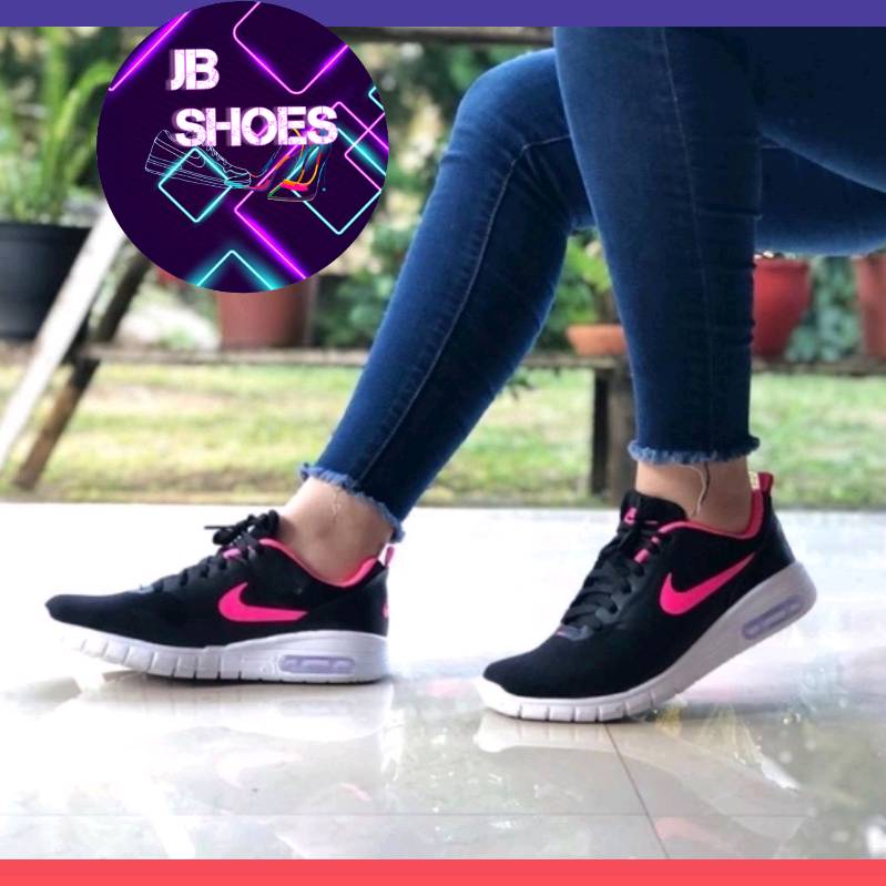 Tenis color negro con rosa Nike en Tegucigalpa