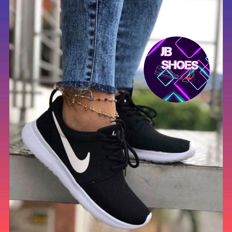 Tenis color negro con blanco Nike en Tegucigalpa
